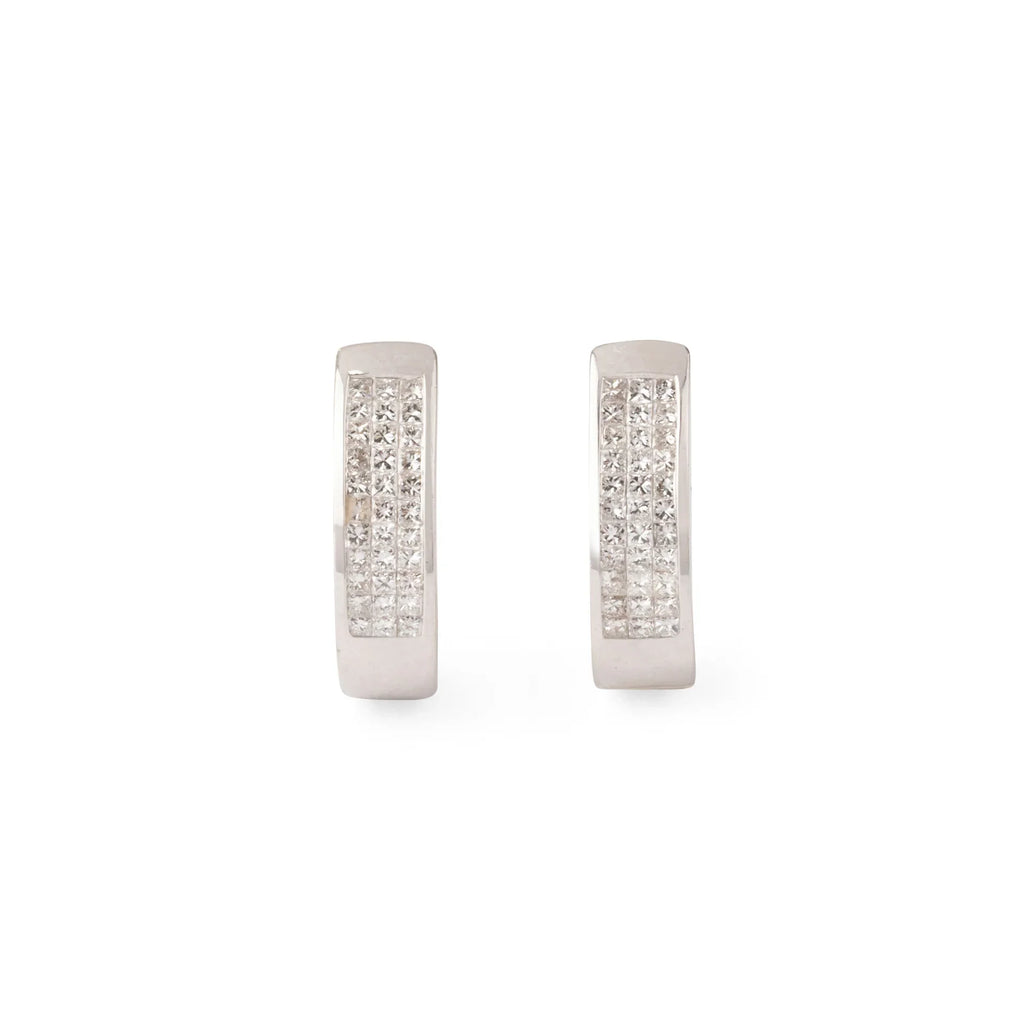 Créoles en or gris 18k serties de trois lignes de diamants taille princesse
