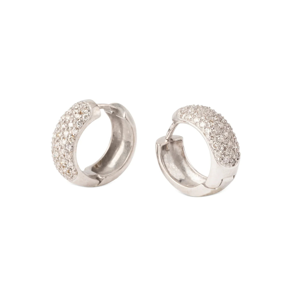 Créoles en or gris au design bombé, entièrement pavées de diamants