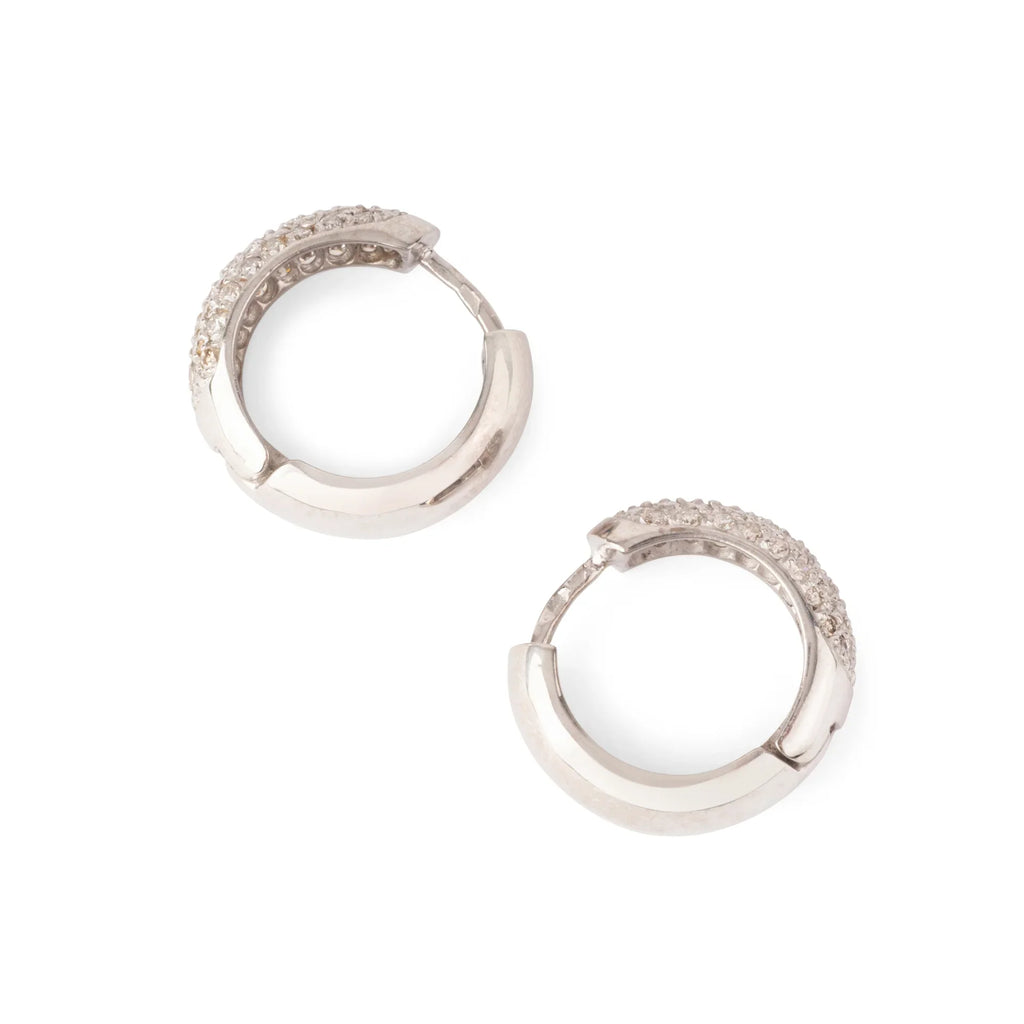 Créoles en or gris au design bombé, entièrement pavées de diamants
