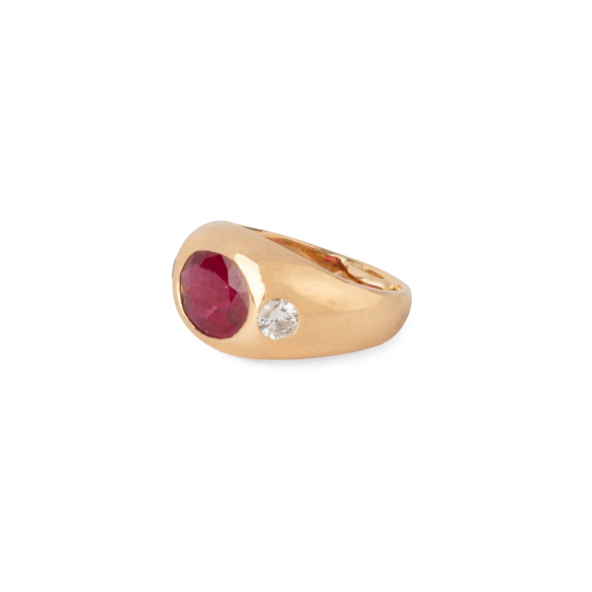 Bague en or jaune ornée d'un rubis épaulé de 2 diamants