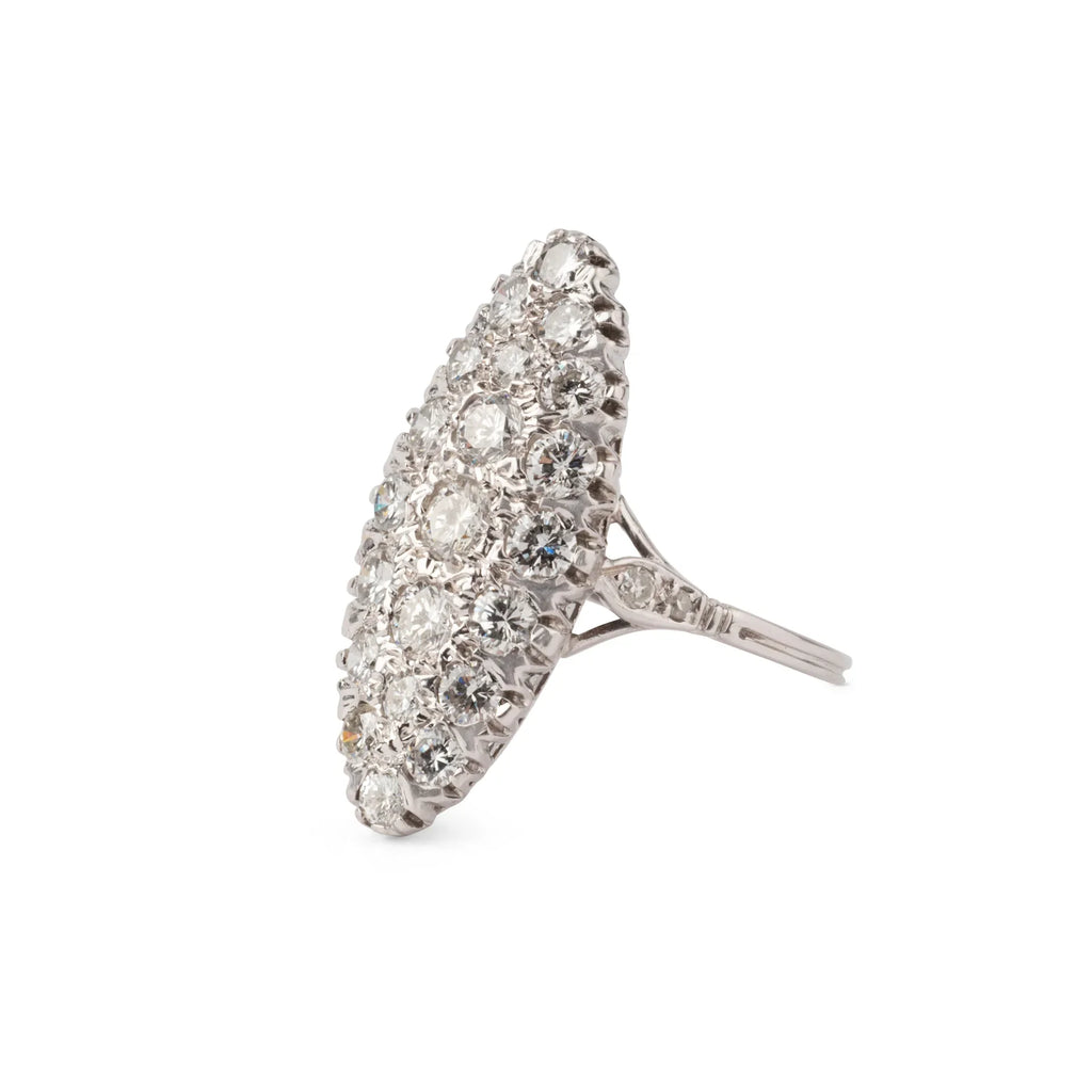 Bague marquise en or gris entièrement sertie de diamants