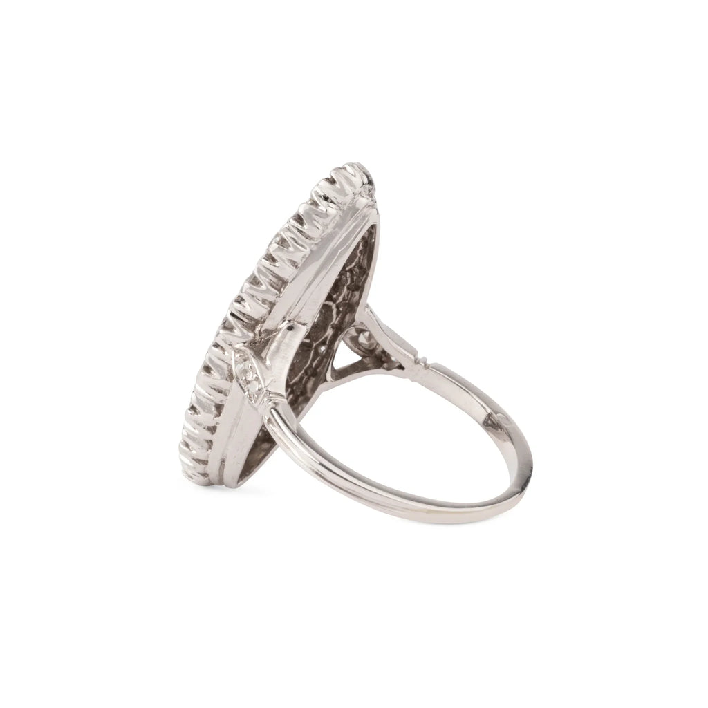 Bague marquise en or gris entièrement sertie de diamants