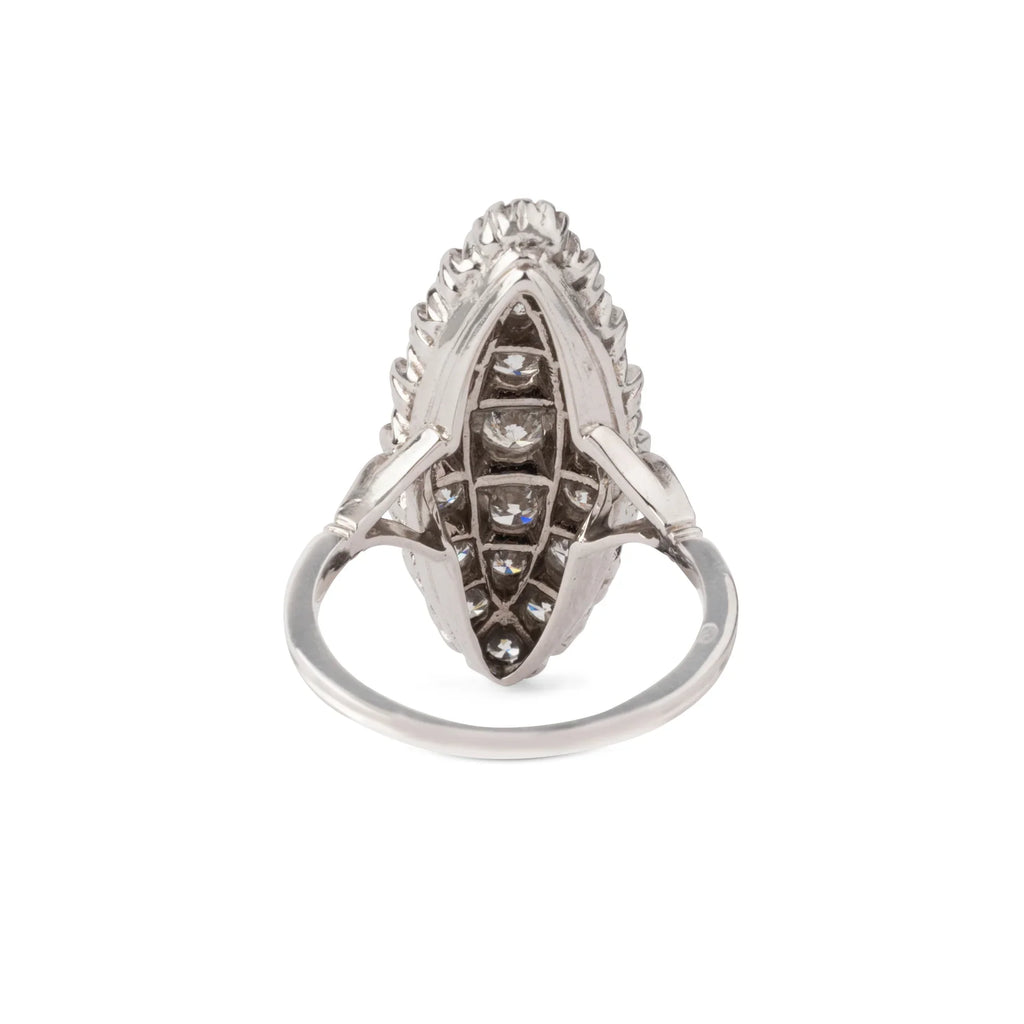 Bague marquise en or gris entièrement sertie de diamants