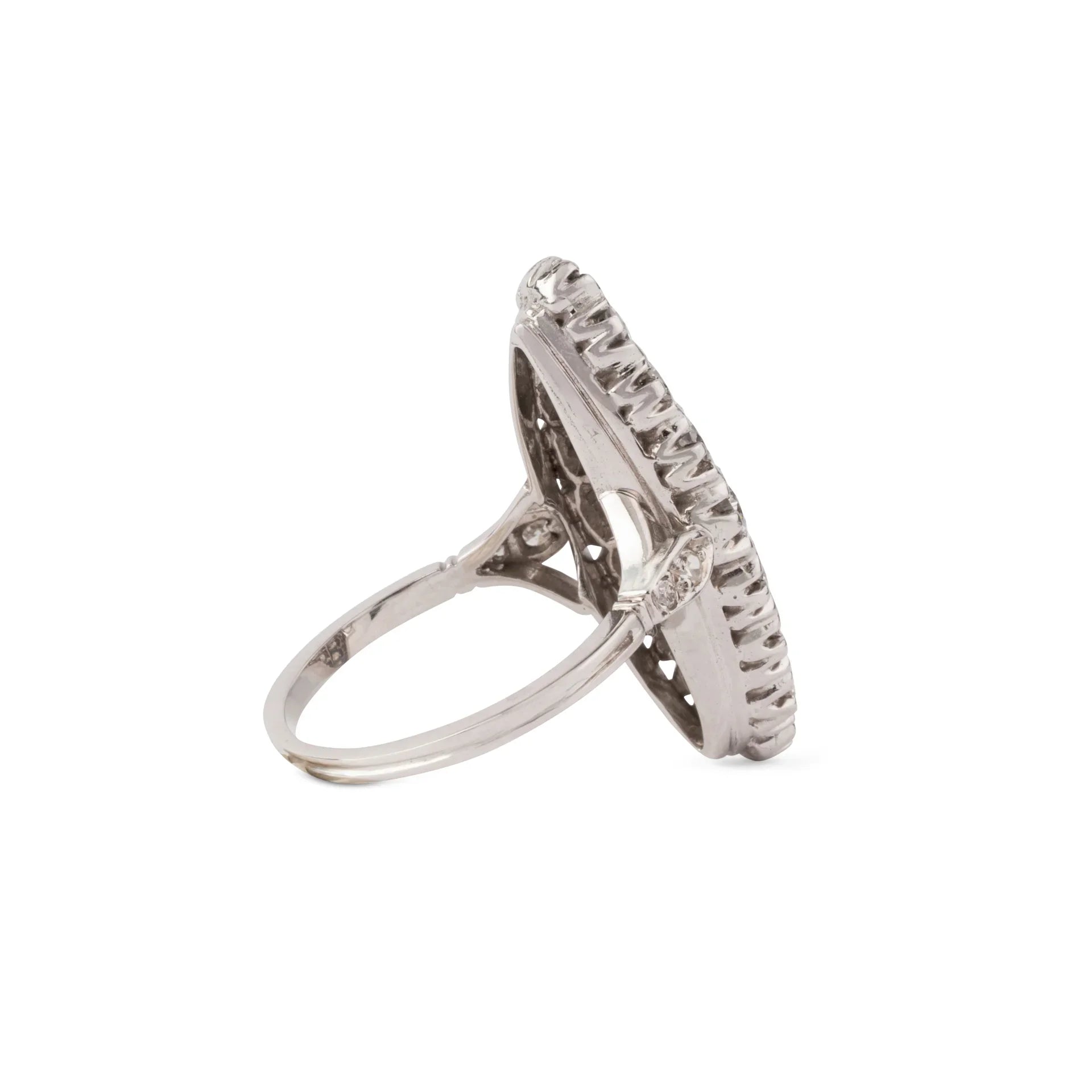 Bague marquise en or gris entièrement sertie de diamants