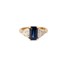 Charger l&#39;image dans la galerie, Bague saphir taille émeraude épaulé de 2 diamants taille triangle
