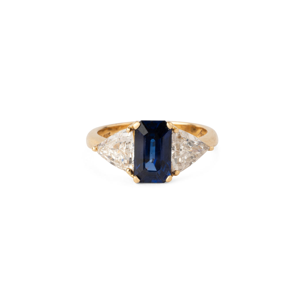 Bague saphir taille émeraude épaulé de 2 diamants taille triangle