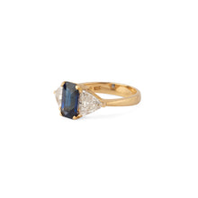 Charger l&#39;image dans la galerie, Bague saphir taille émeraude épaulé de 2 diamants taille triangle
