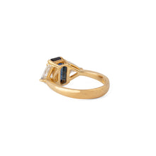Charger l&#39;image dans la galerie, Bague saphir taille émeraude épaulé de 2 diamants taille triangle

