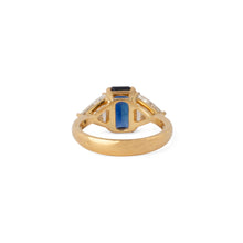 Charger l&#39;image dans la galerie, Bague saphir taille émeraude épaulé de 2 diamants taille triangle
