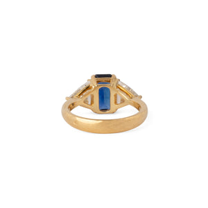 Bague saphir taille émeraude épaulé de 2 diamants taille triangle