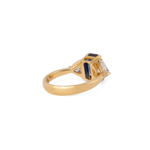 Bague saphir taille émeraude épaulé de 2 diamants taille triangle