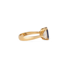 Charger l&#39;image dans la galerie, Bague saphir taille émeraude épaulé de 2 diamants taille triangle
