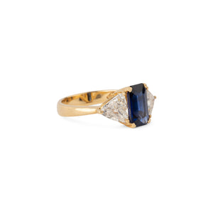 Bague saphir taille émeraude épaulé de 2 diamants taille triangle
