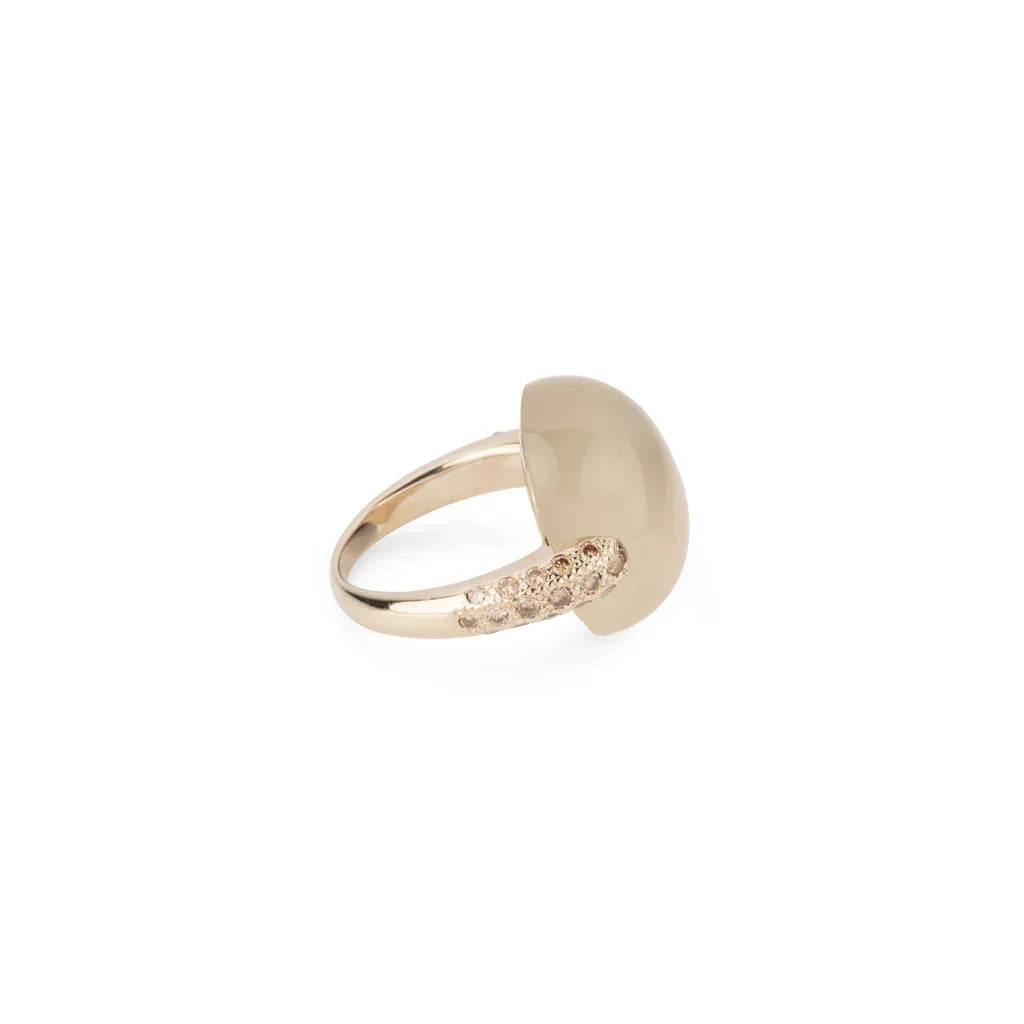Bague or gris modèle Luna de la maison Pomellato en calcédoine et diamant.