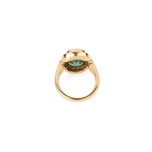 Charger l&#39;image dans la galerie, Bague en or jaune ornée d&#39;une émeraude
