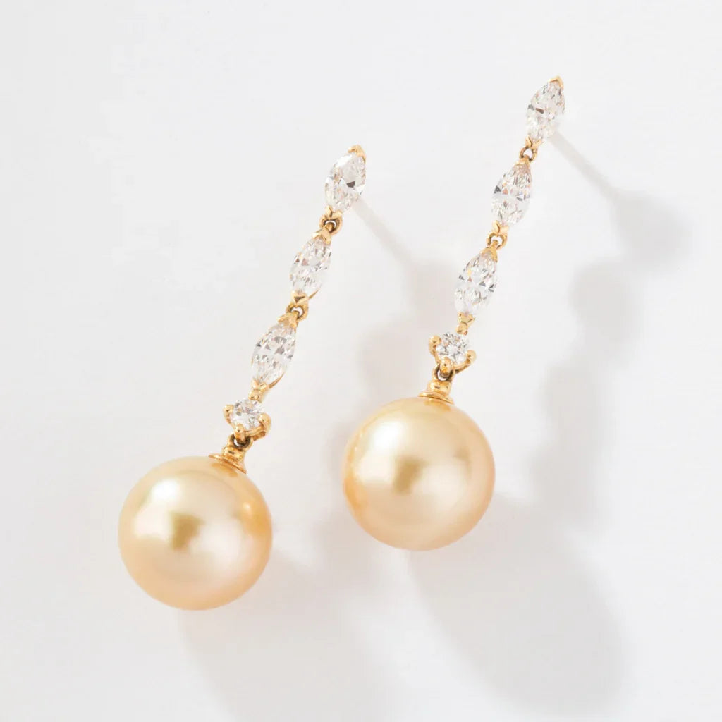Paire de boucles d'oreilles en or jaune diamants navettes et perles gold des mer du sud