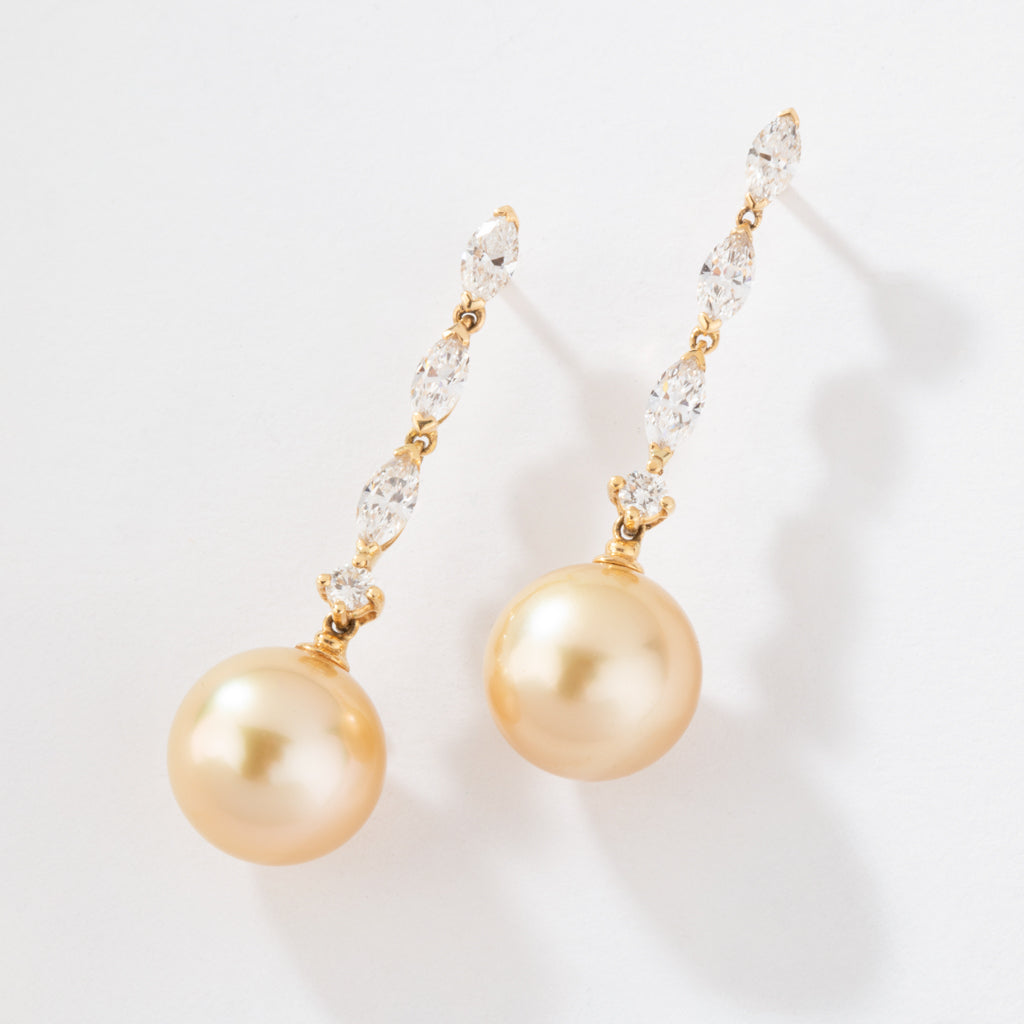 Paire de boucles d'oreilles en or jaune diamants navettes et perles gold des mer du sud
