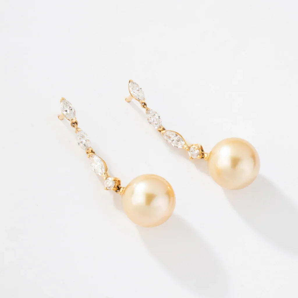 Paire de boucles d'oreilles en or jaune diamants navettes et perles gold des mer du sud