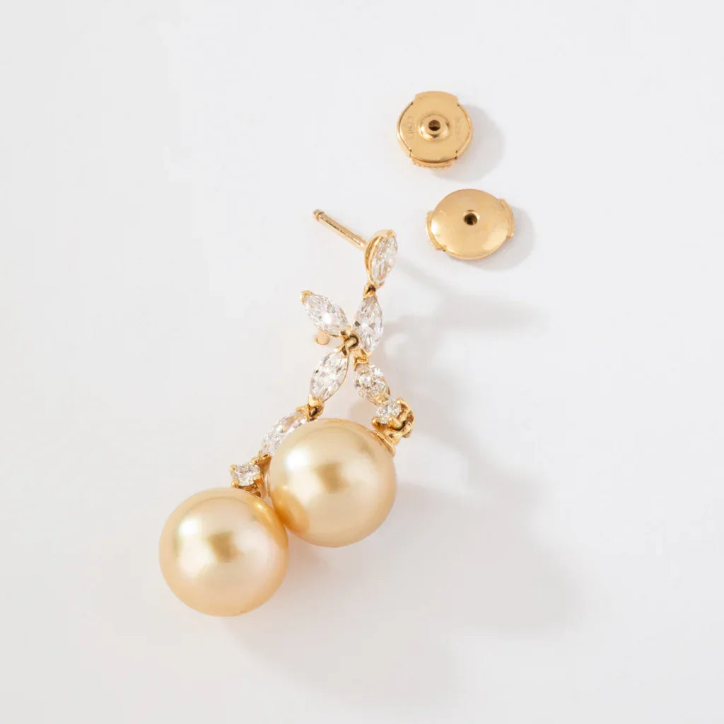 Paire de boucles d'oreilles en or jaune diamants navettes et perles gold des mer du sud