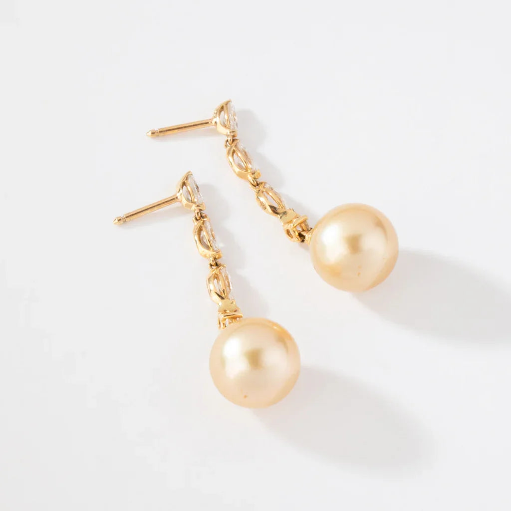 Paire de boucles d'oreilles en or jaune diamants navettes et perles gold des mer du sud