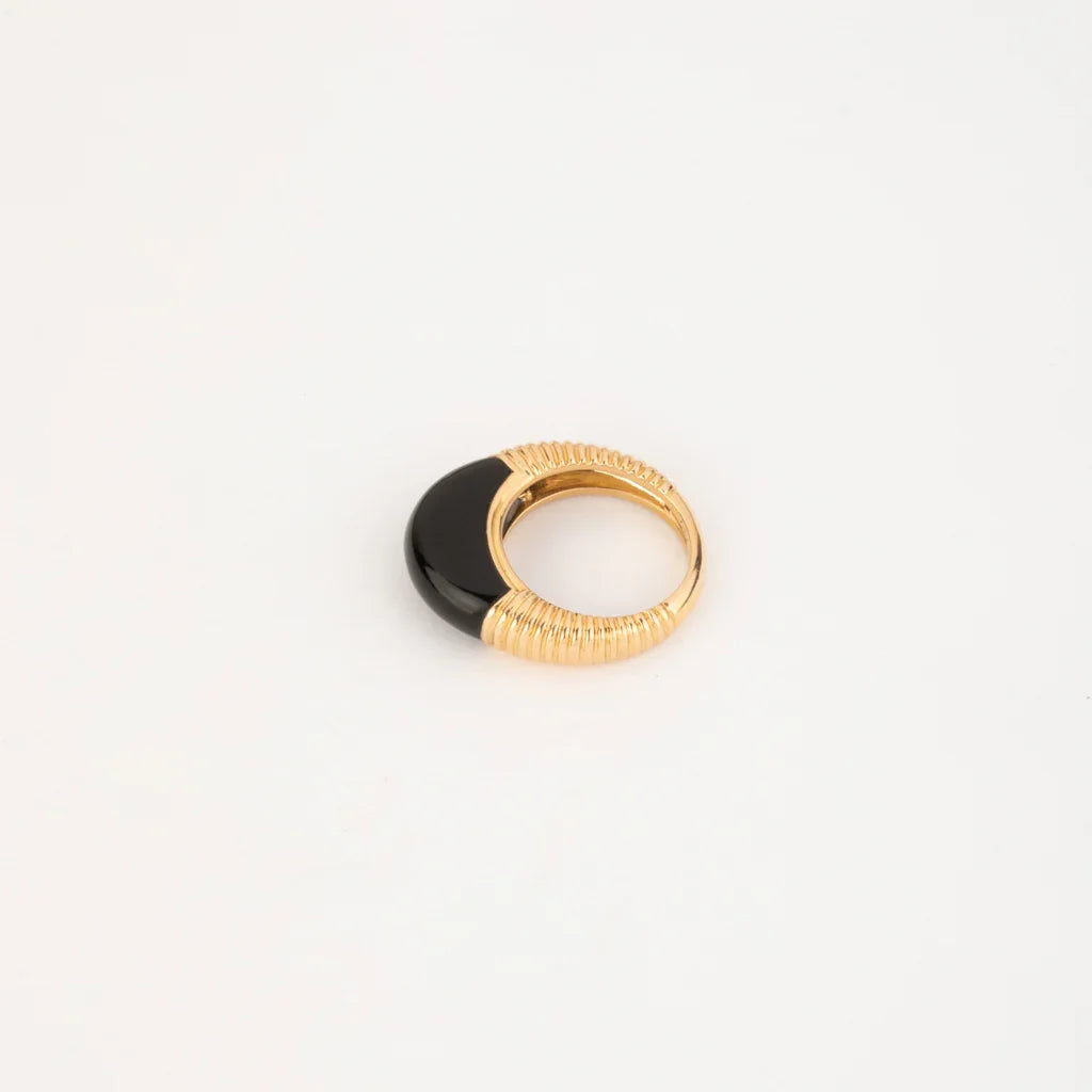 Bague or jaune et onyx de la maison Cartier
