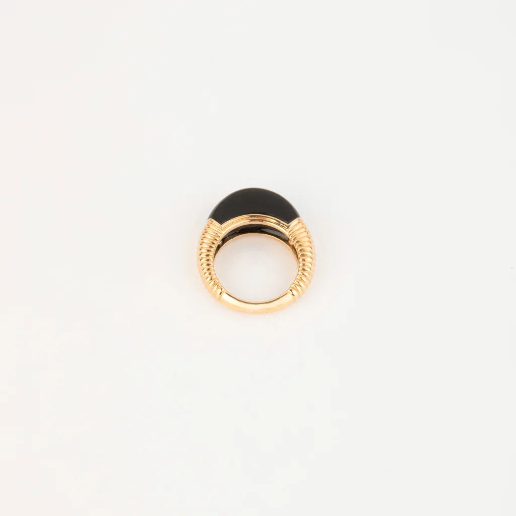 Bague or jaune et onyx de la maison Cartier