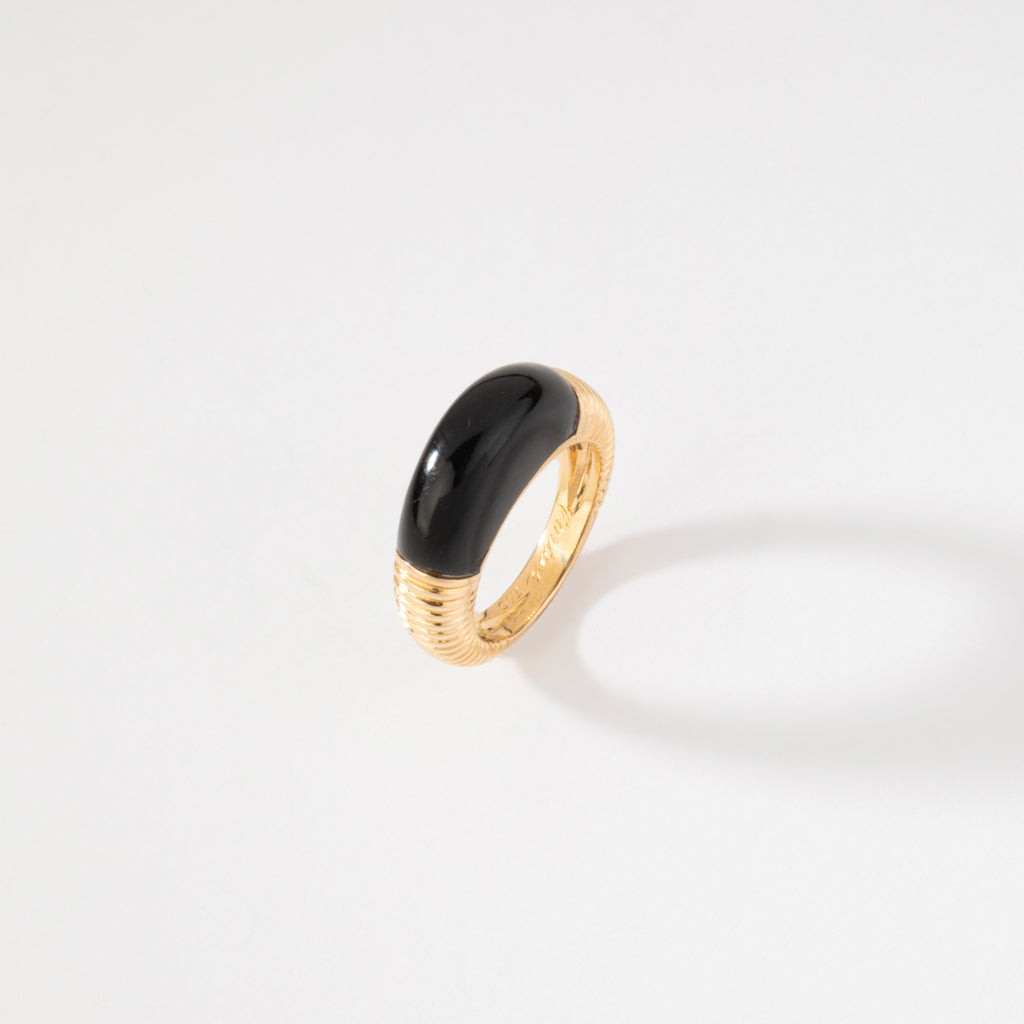 Bague or jaune et onyx de la maison Cartier