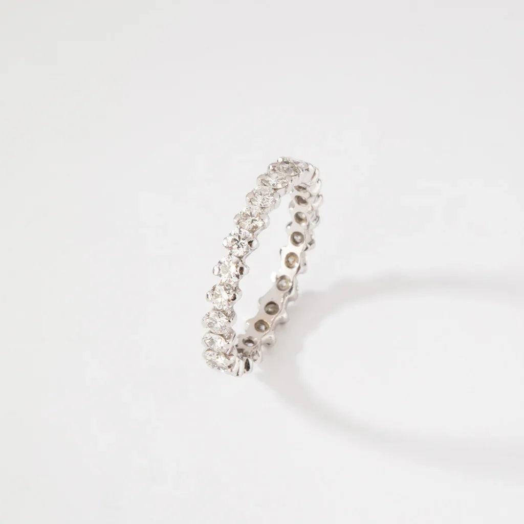 Alliance en or gris sertie de diamant