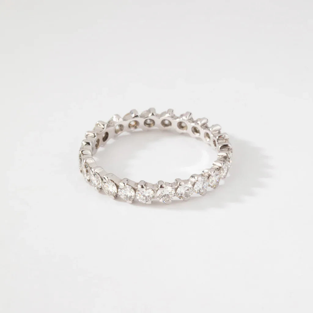 Alliance en or gris sertie de diamant