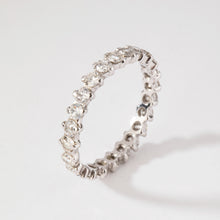 Charger l'image dans la galerie, Alliance en or gris sertie de diamant
