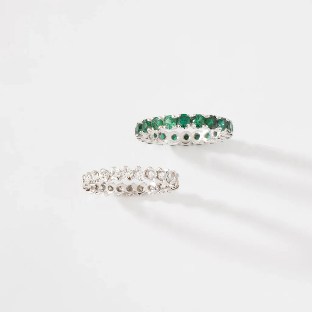 Alliance en or gris sertie de diamant