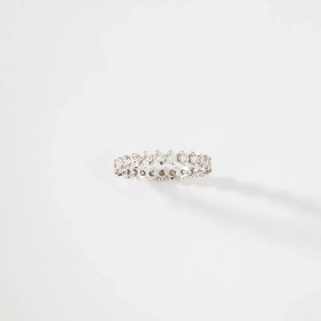 Alliance en or gris sertie de diamant