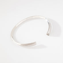 Charger l'image dans la galerie, Bracelet jonc serti de petits diamants
