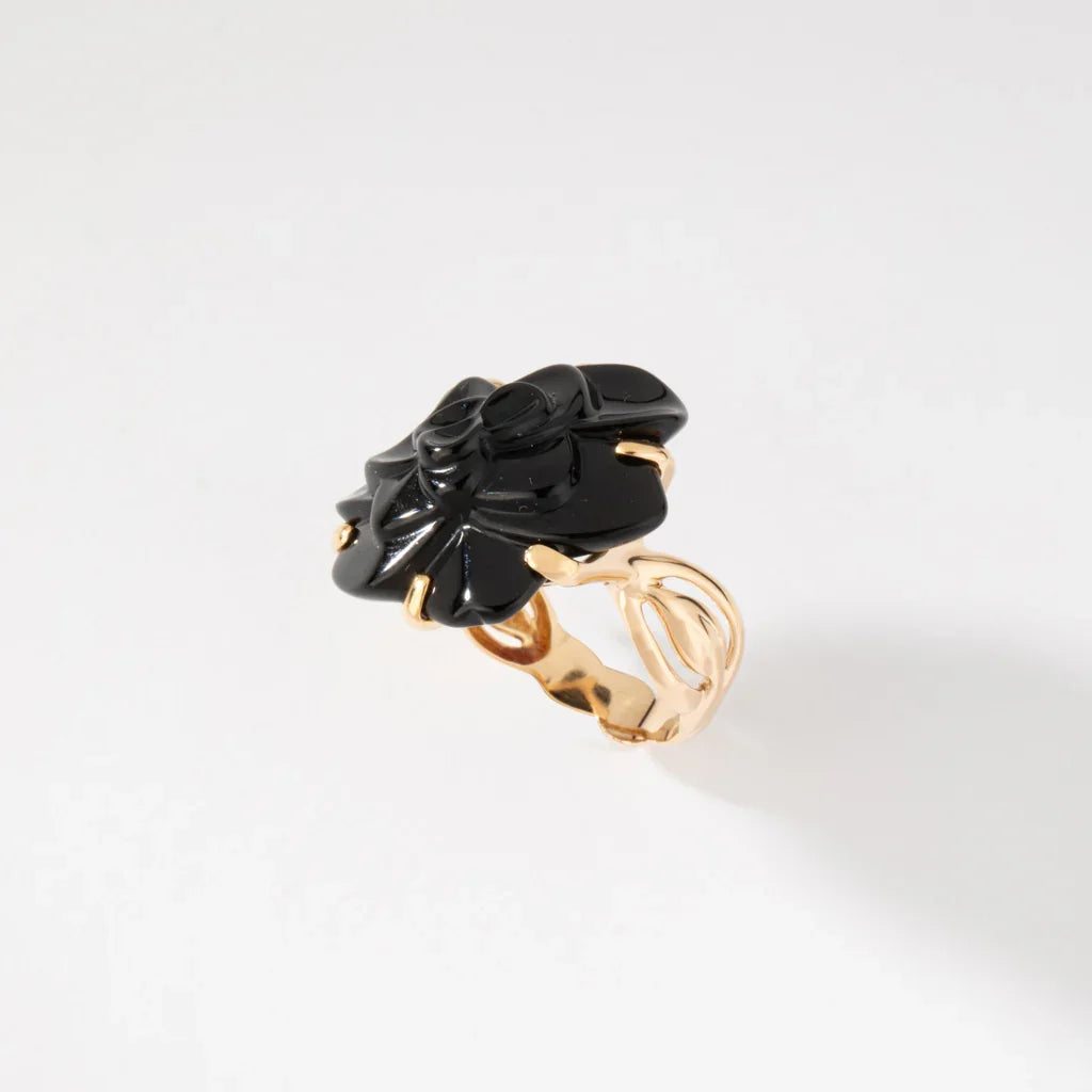 Bague Camelia or jaune de la maison Chanel