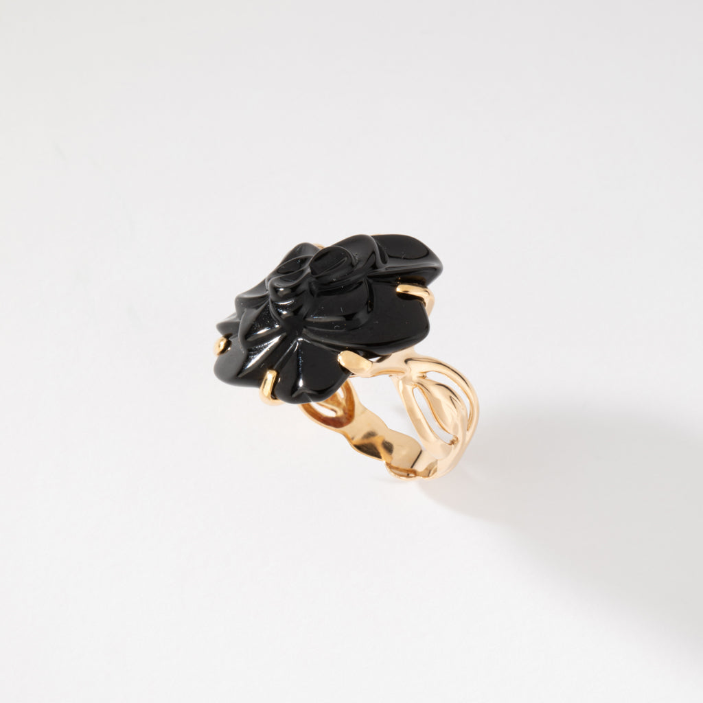 Bague Camelia or jaune de la maison Chanel