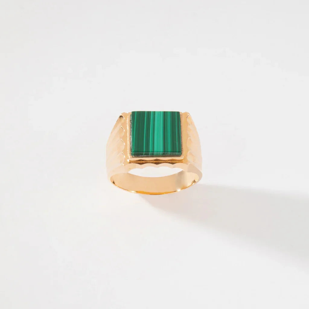 Bague chevalière en or jaune ornée d'une malachite carrée