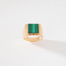 Charger l'image dans la galerie, Bague chevalière en or jaune ornée d'une malachite carrée
