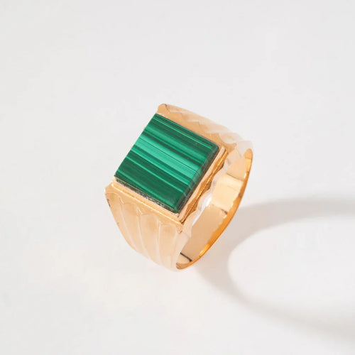 Bague chevalière en or jaune ornée d'une malachite carrée