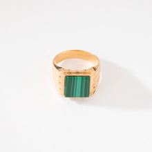 Charger l'image dans la galerie, Bague chevalière en or jaune ornée d'une malachite carrée
