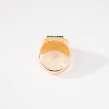 Charger l'image dans la galerie, Bague chevalière en or jaune ornée d'une malachite carrée
