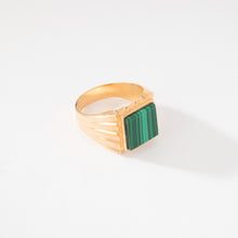 Charger l'image dans la galerie, Bague chevalière en or jaune ornée d'une malachite carrée
