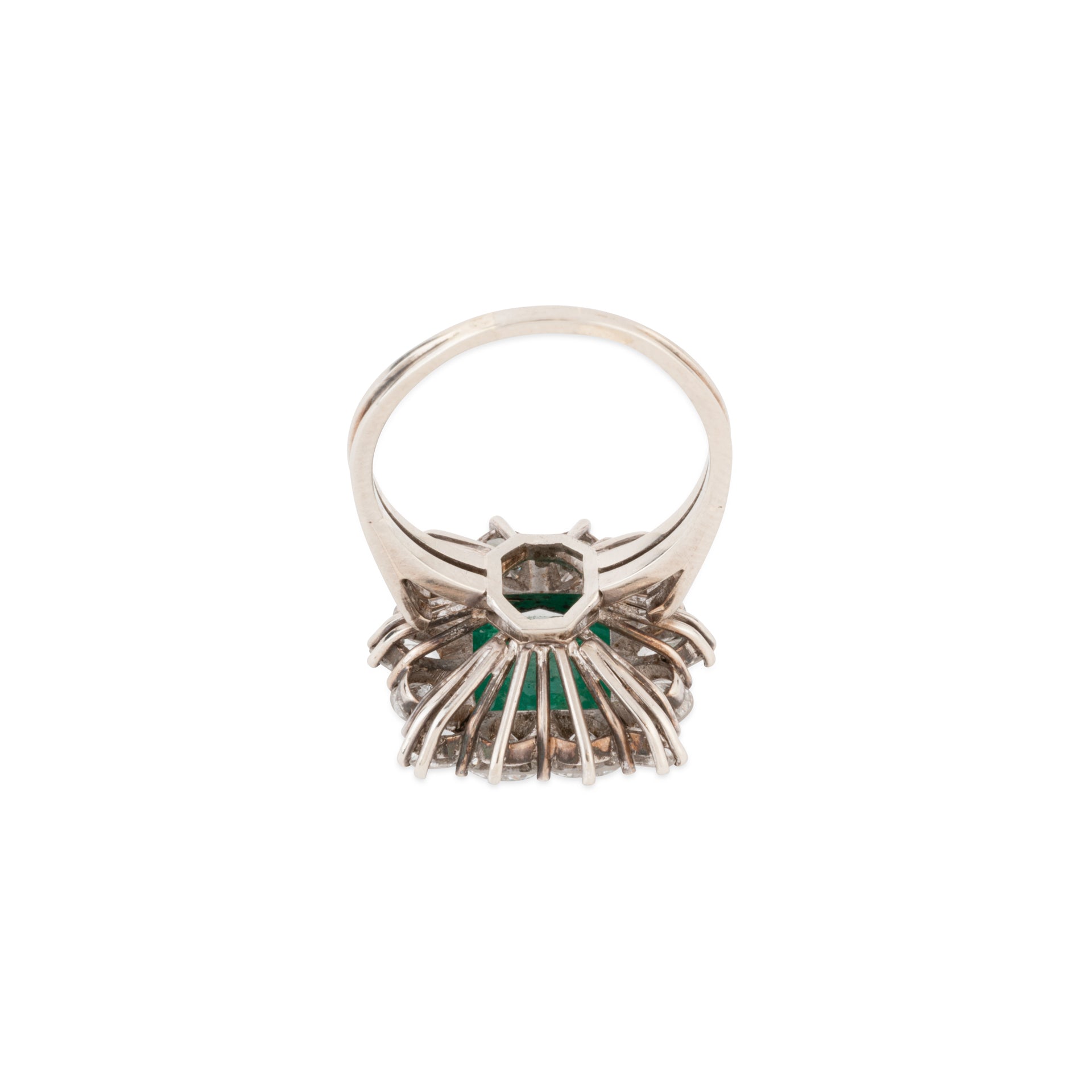 Bague en or gris avec Emeraude entourée de diamants