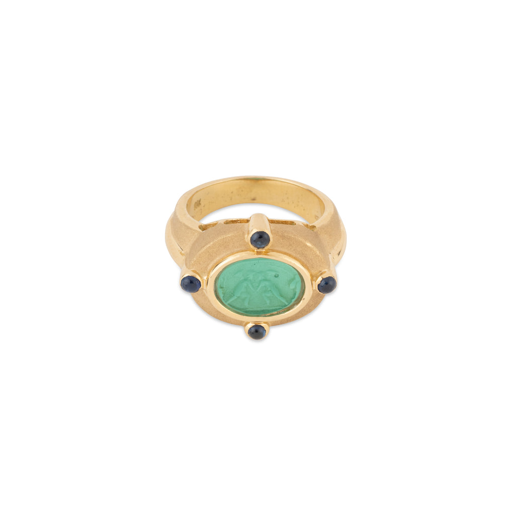 Engraved Etruscan yellow gold ring with glass paste