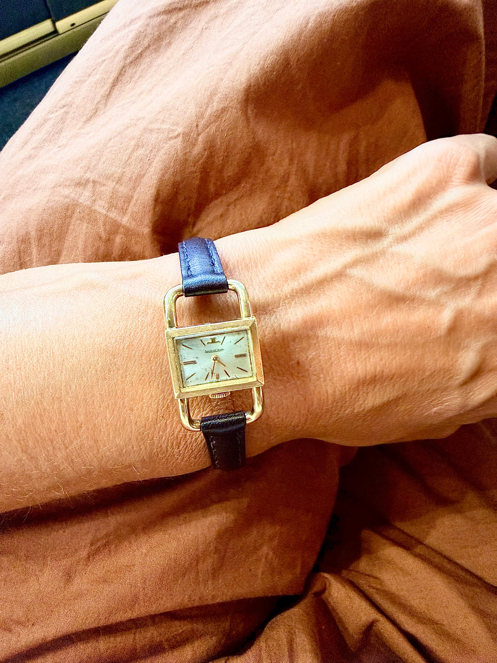 Montre Jaeger-Lecoultre "Etrier" en or et cuir