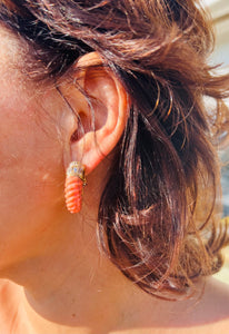 Paire de boucles d'oreille en Corail et diamant de la maison Boucheron