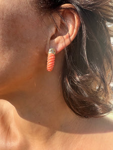 Paire de boucles d'oreille en Corail et diamant de la maison Boucheron