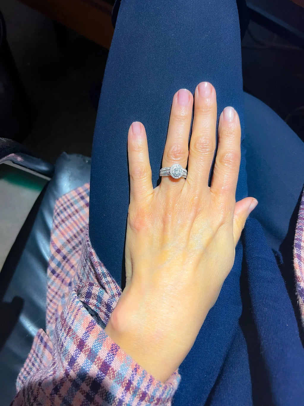 Bague en or gris ornée d'un diamant ovale et pavée de diamants