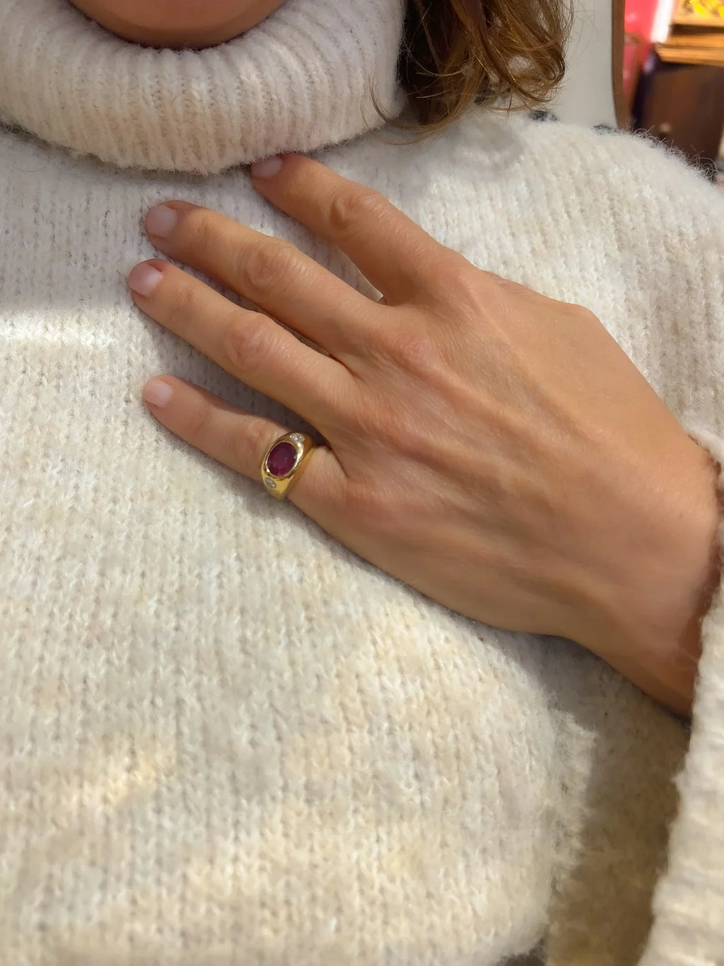 Bague en or jaune ornée d'un rubis épaulé de 2 diamants