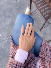 Charger l&#39;image dans la galerie, Bague saphir taille émeraude épaulé de 2 diamants taille triangle

