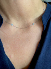 Charger l&#39;image dans la galerie, Collier en or gris ornée de 5 diamants entourés de plus petit diamant
